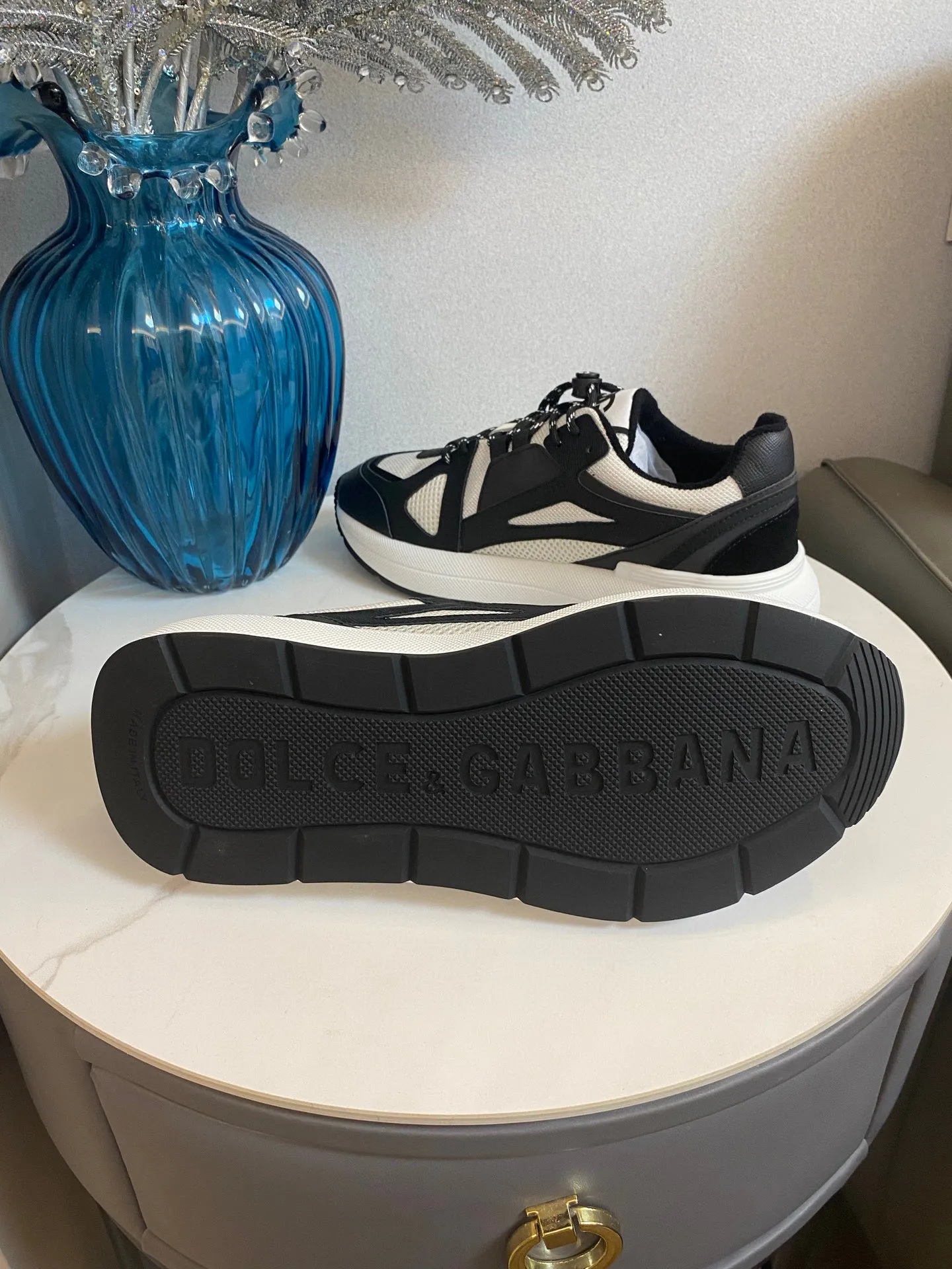 Men's men's shoes💰580 Dolce&Gabbana Dolce & Gabbana's latest popular D&G couple's dad shoes Airmaster series casual sports shoes original purchase development and production Airmaster shoes draw inspiration from Daymaster's iconic shape, while lightening the middle part of the sole to present a more sporty appearance. Nylon upper with contrasting suede and calfskin details. The tongue, heel and back sole are embellished with the DG logo, and the micro-injection logo rubber label is the icing on the cake. Exquisitely packaged at the delivery counter🛍📦 ▪️ Fabric: Original imported first-layer cowhide ▪️ Lining: Customized breathable towel lining ▪️ Sole: Original molded PU+TPU material ▪️ Bottom thickness: 5CM ▪️ Size: Women's 35-40/Men's 39-44 (45 46 customized)